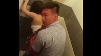 แอบถ่ายคนจีนเย็ดกันในห้องน้ำเดอะมอลล์ บางกะปิเอากันจนไก้แตกอยู่แล้วดันหันมาเห็นกล้องเอามือรีบมาปัดกล้องโทรศัพท์
